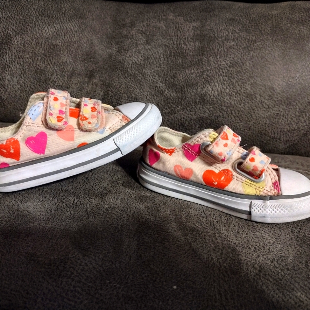 Converse Toddler Girl's CTAS 2V OX Multicolor Sneakers-Size 5 Hearts